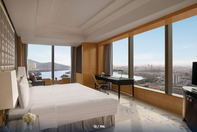 latest company case about Shangri-La : Graceful 5-Star Hotel With Elegant Rooms And Epic City Views  3